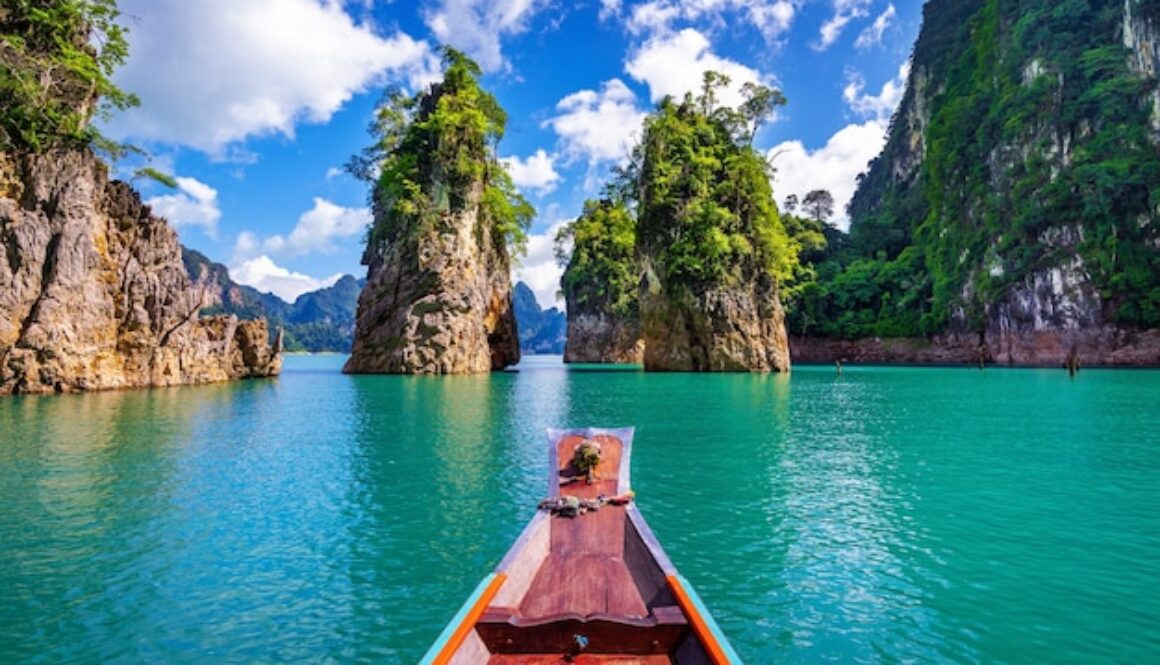 https://img.freepik.com/free-photo/beautiful-mountains-ratchaprapha-dam-khao-sok-national-park-surat-thani-province-thailand_335224-851.jpg