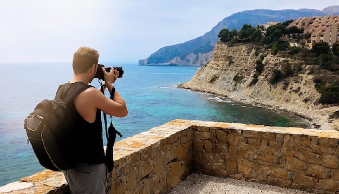 https://img.freepik.com/free-photo/photographer-taking-picture-ocean-coast_657883-287.jpg