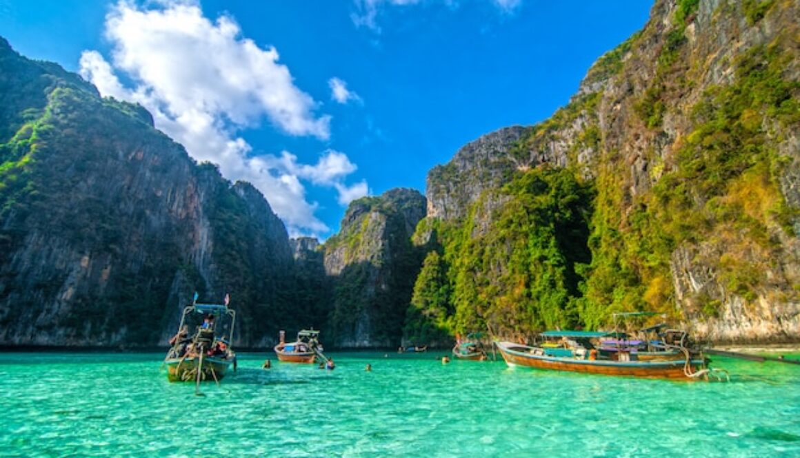 https://img.freepik.com/free-photo/pileh-blue-lagoon-phi-phi-island-thailand_231208-1487.jpg